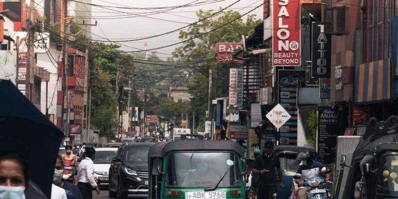 all-inclusive-ambuluwawa-tower-kandy-city-tour-by-tuktuk