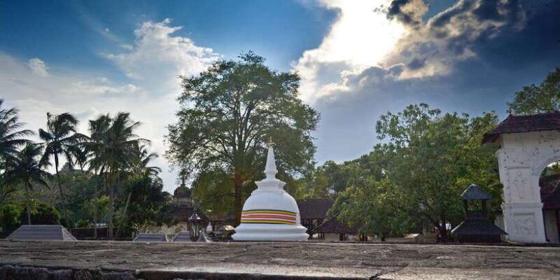 all-inclusive-ambuluwawa-tower-kandy-city-tour-by-tuktuk