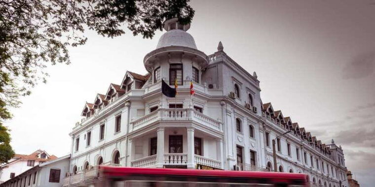 all-inclusive-ambuluwawa-tower-kandy-city-tour-by-tuktuk