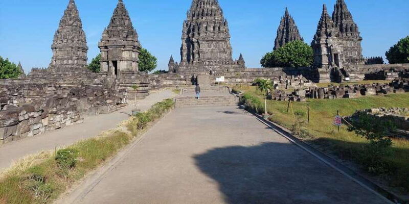 all-inclusive-borobudur-sunrise-prambanan-temple-tour