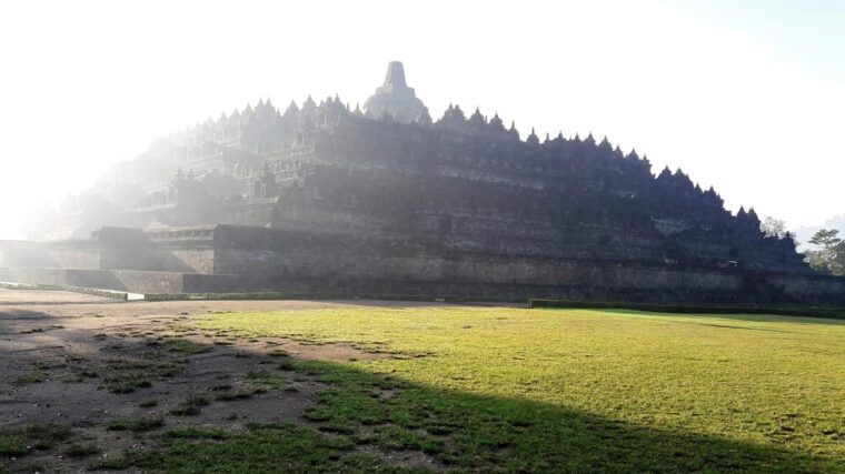 all-inclusive-borobudur-temple-guided-tour