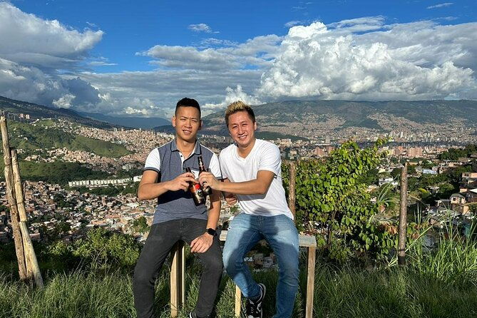 all-inclusive-comuna-13-nightlife-bar-crawl-with-locals