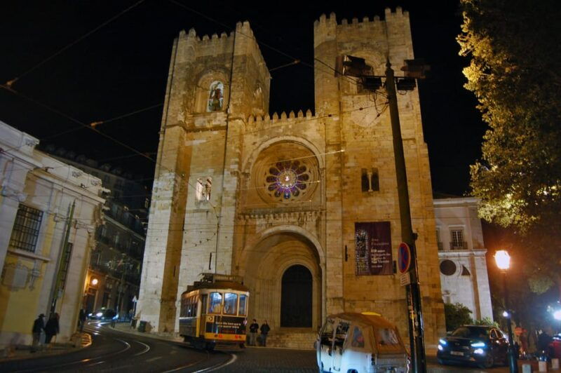 all-inclusive-fado-tour-show-dinner-lisbon-at-night