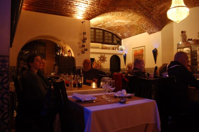 all-inclusive-fado-tour-show-dinner-lisbon-at-night