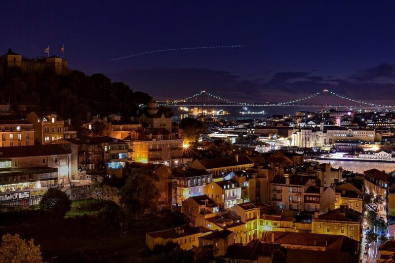 all-inclusive-fado-tour-show-dinner-lisbon-at-night
