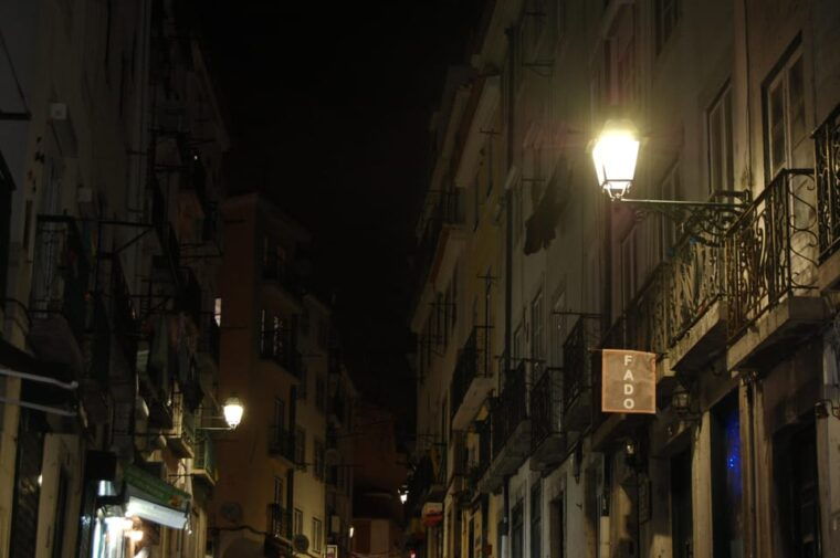 all-inclusive-fado-tour-show-dinner-lisbon-at-night