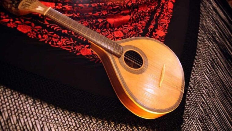 all-inclusive-fado-tour-show-dinner-lisbon-at-night