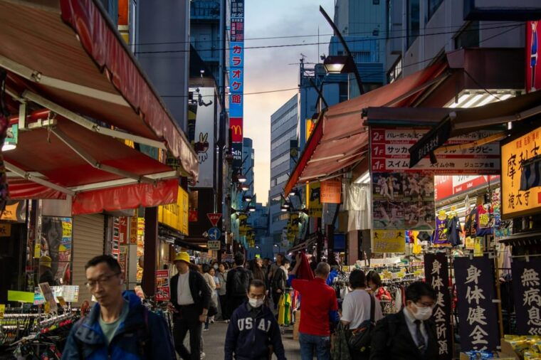 all-you-can-drink-bar-hopping-tour-in-ueno