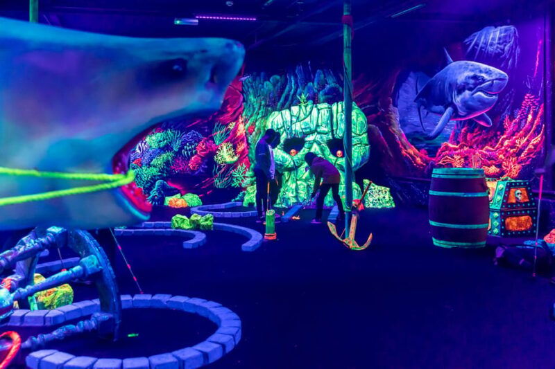 aloha-amsterdam-12-hole-glow-in-the-dark-mini-golf