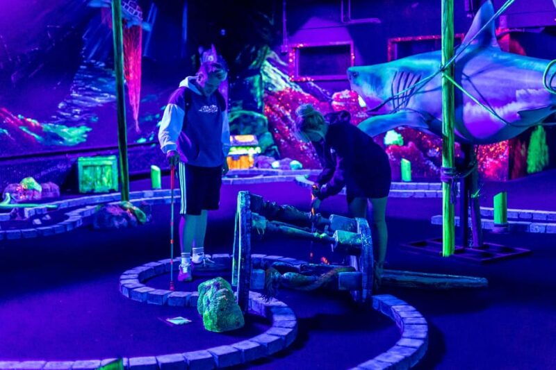 aloha-amsterdam-12-hole-glow-in-the-dark-mini-golf