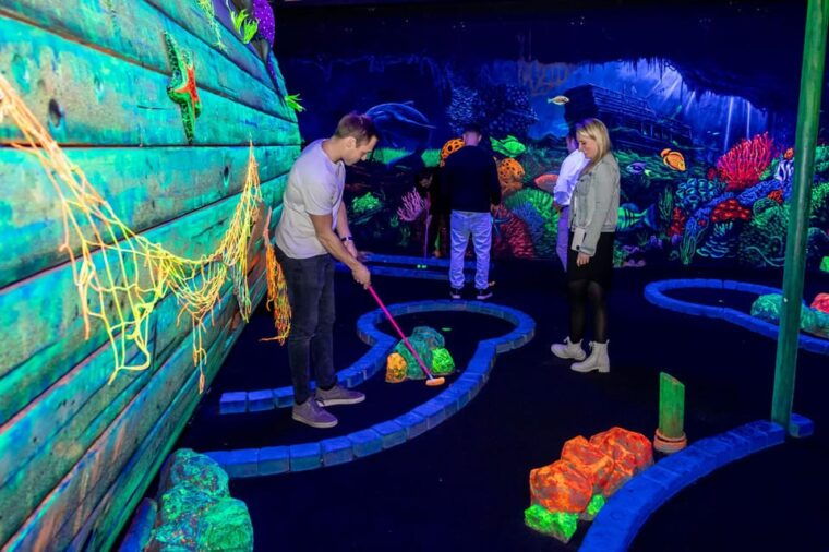 aloha-amsterdam-12-hole-glow-in-the-dark-mini-golf