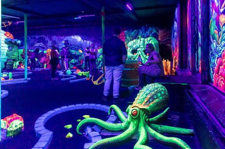 aloha-amsterdam-12-hole-glow-in-the-dark-mini-golf