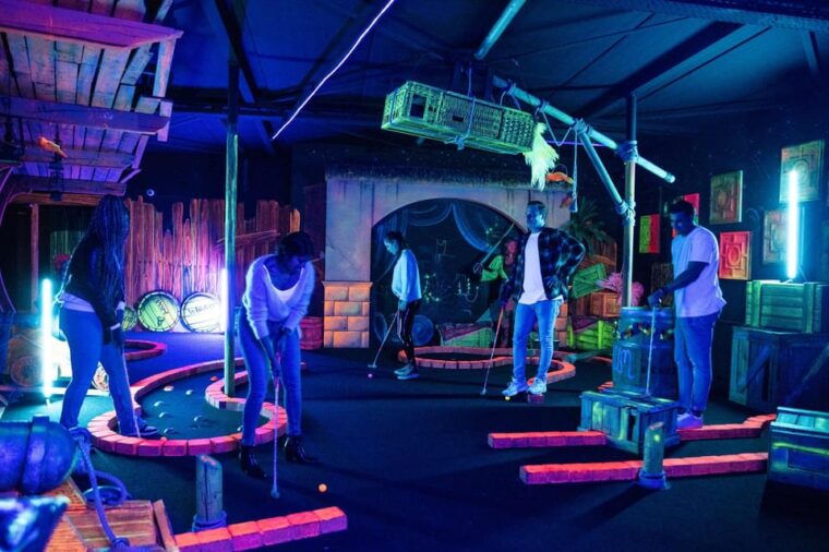 aloha-amsterdam-12-hole-glow-in-the-dark-mini-golf