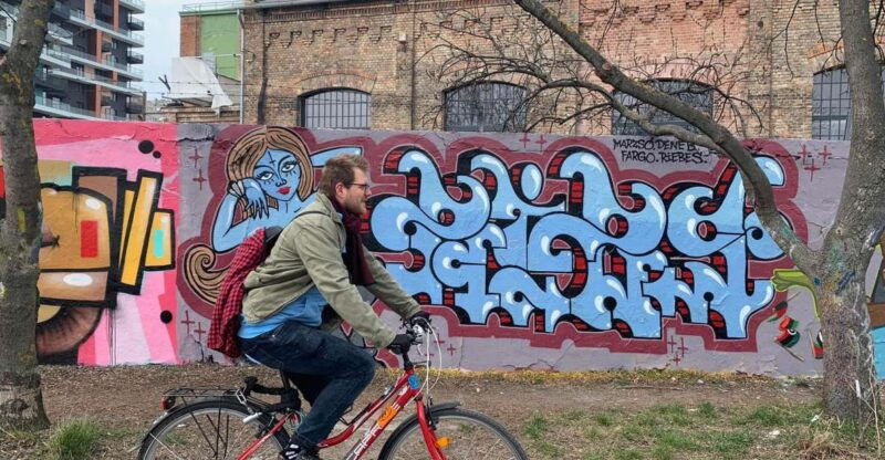alternative-bike-tour-graffiti-wall-and-peace