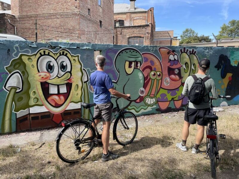 alternative-bike-tour-graffiti-wall-and-peace