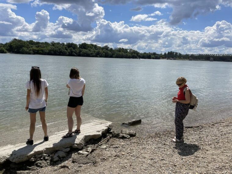alternative-bike-tour-graffiti-wall-and-peace