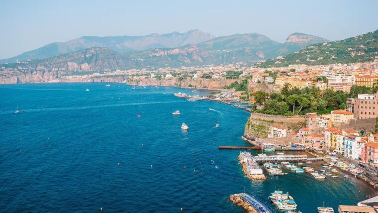 amalfi-food-tasting-experience-wine-at-a-locals-home