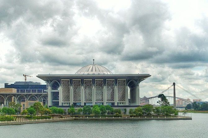Amazing 8 Attractions Half-Day Putrajaya City Tour - Detailed Breakdown of the Tour Experience