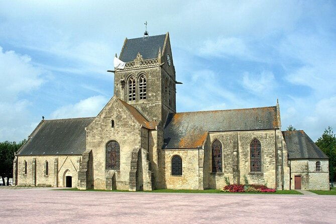 american-101st-82nd-paratroopers-in-normandy-battlefield-tour