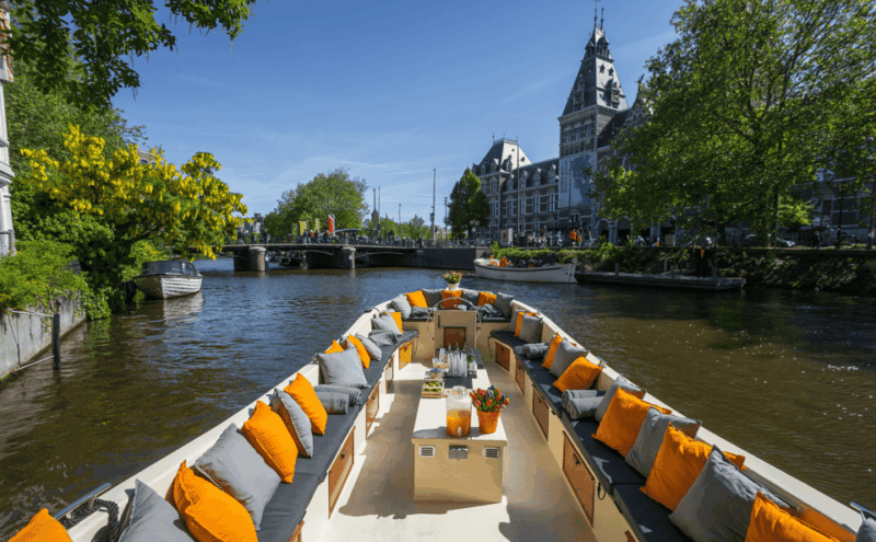 amsterdam-canal-cruise-in-german-with-unlimited-drink-options