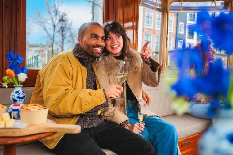 amsterdam-canal-cruise-with-bubbles-bites