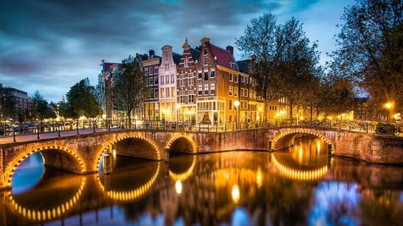 amsterdam-canal-cruise-with-culinary-burger-or-cheese-wine