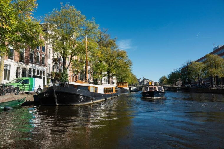 amsterdam-canal-cruise-with-live-commentary-audio-guide
