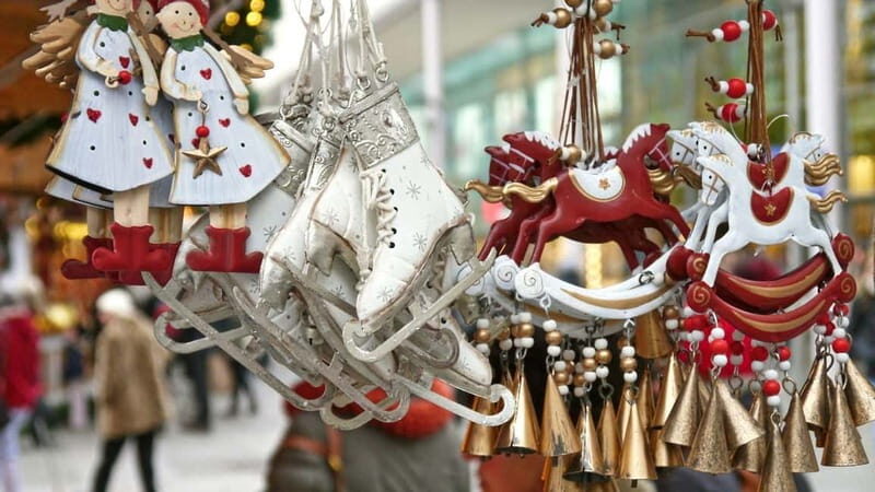 Amsterdam: Christmas Market Private Walking Tour - The Atmosphere & Local Flavors