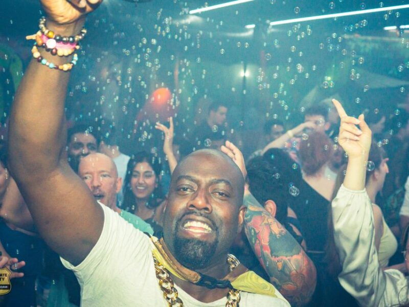 amsterdam-city-center-bar-crawl-and-nightlife-experience