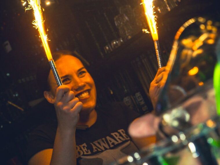 amsterdam-city-center-bar-crawl-and-nightlife-experience