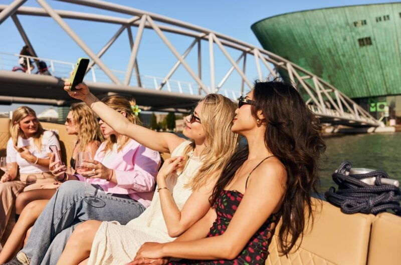 amsterdam-cozy-evening-canal-cruise-with-open-bar-option