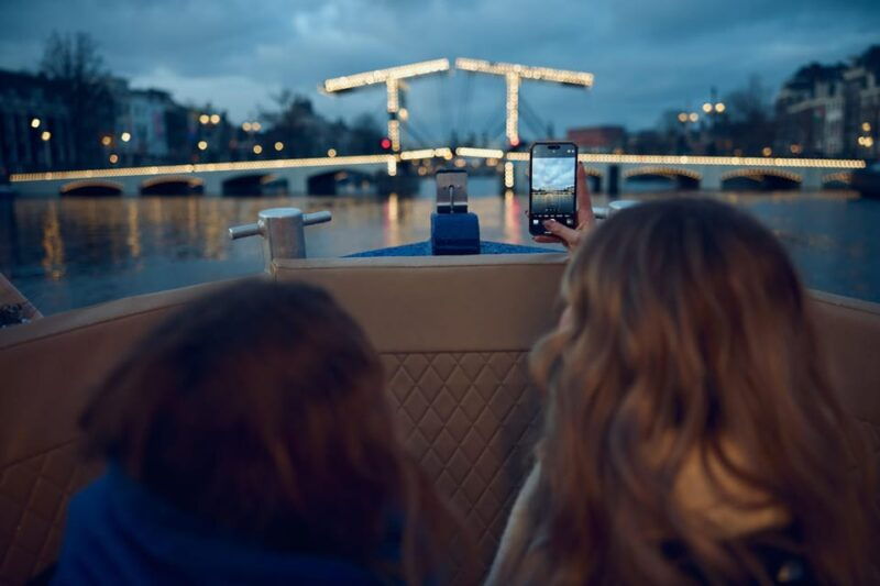 amsterdam-cozy-evening-canal-cruise-with-open-bar-option