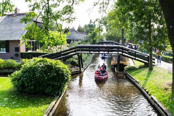 amsterdam-day-trip-giethoorn-with-local-boat-tour-walking-tour-2