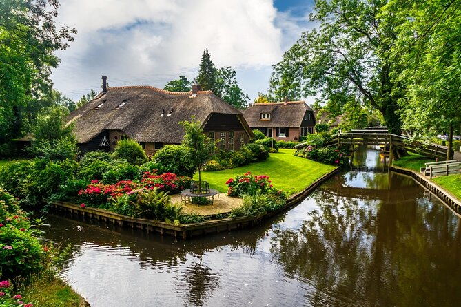 amsterdam-day-trip-giethoorn-with-local-boat-tour-walking-tour-2