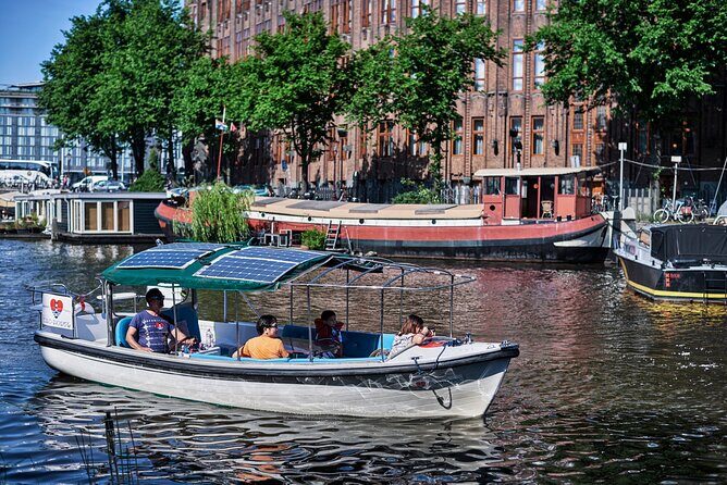 Amsterdam Essence in German: 90-minute waterway trip - A Closer Look at the 90-Minute Waterway Tour