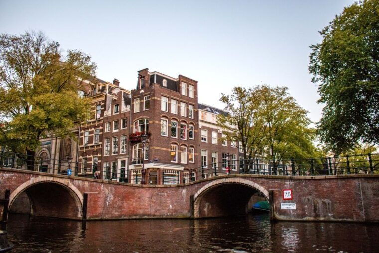 amsterdam-evening-canal-cruise-with-pizza-and-drinks