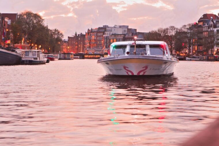 amsterdam-evening-canal-cruise-with-pizza-and-drinks