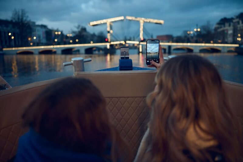 Amsterdam: Evening Canal Cruise With Unlimited Drinks Option - The Drinks and Social Aspect