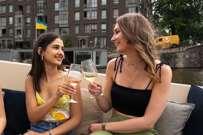 amsterdam-evening-city-centre-canal-cruise-with-unlimited-drinks-2