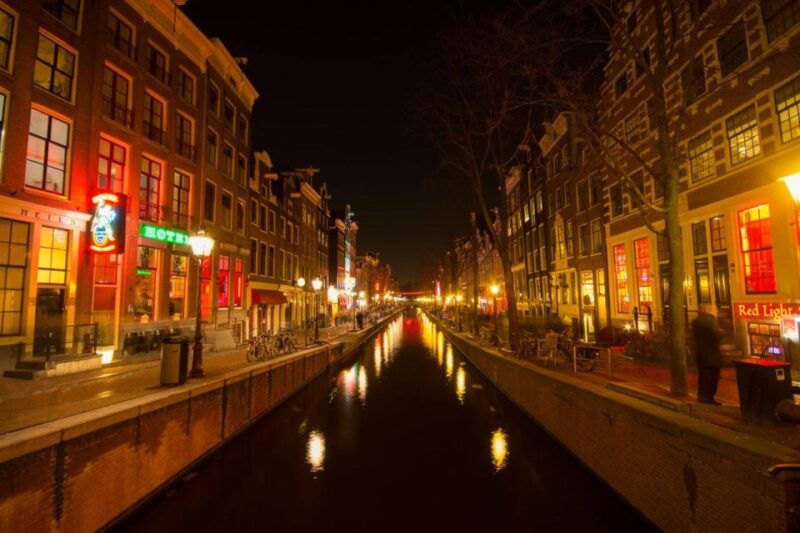 amsterdam-exclusive-red-light-district-tour-and-drink