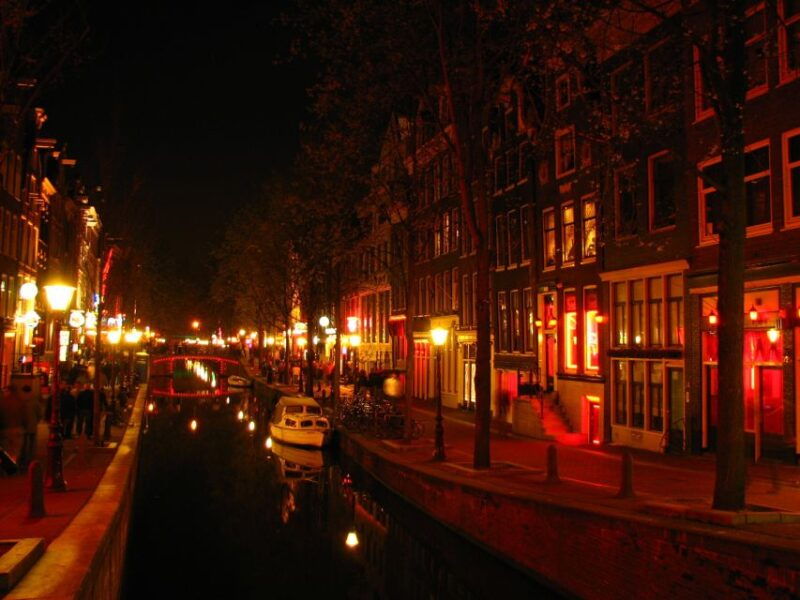 amsterdam-exclusive-red-light-district-tour-and-drink