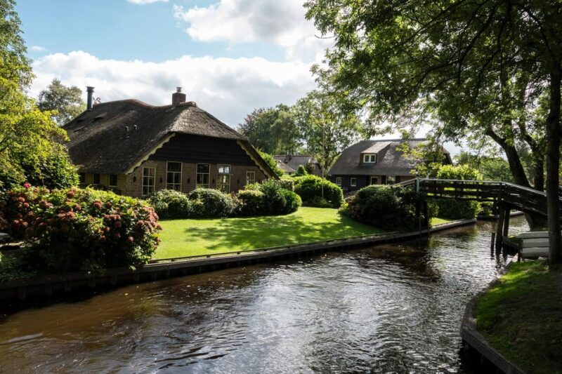 amsterdam-giethoorn-day-trip-boat-tour-and-walking-tour