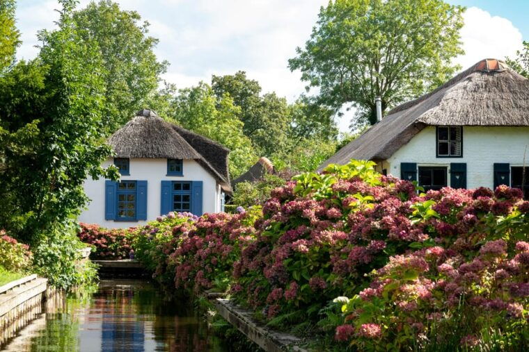amsterdam-giethoorn-day-trip-boat-tour-and-walking-tour
