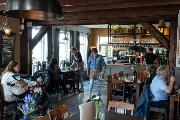 amsterdam-giethoorn-day-trip-boat-tour-and-walking-tour