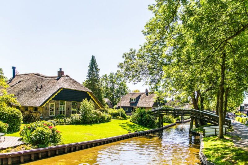 amsterdam-giethoorn-day-trip-with-boat-tour