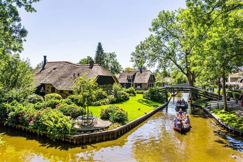 Amsterdam: Giethoorn Tour with Boat Ride & Afsluitdijk Visit - The Itinerary in Detail