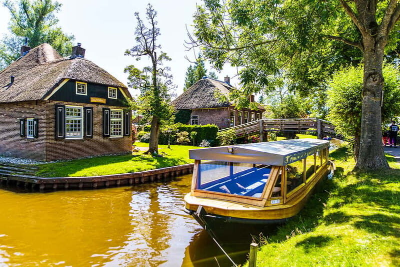 Amsterdam: Giethoorn Tour with Boat Ride & Afsluitdijk Visit - The Experience in Detail