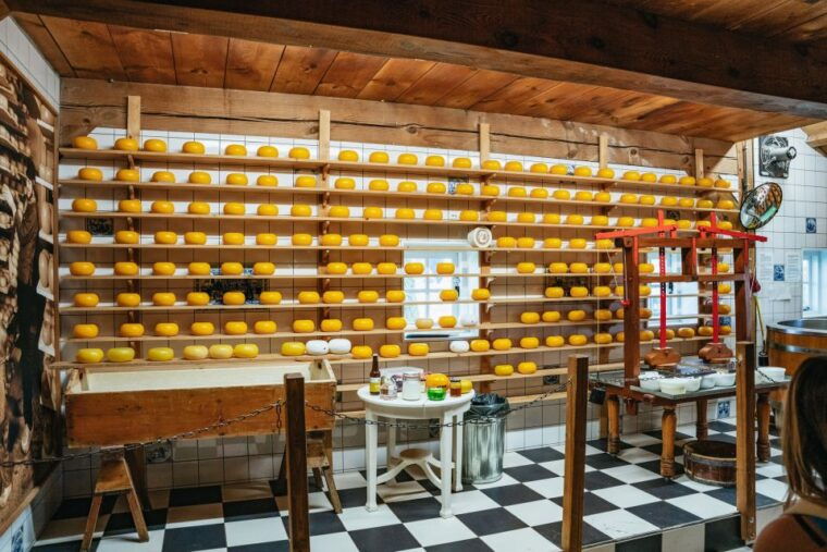 amsterdam-giethoorn-volendam-and-zaanse-schans-tour