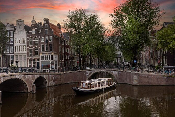 amsterdam-historic-tour-on-classic-saloon-boat