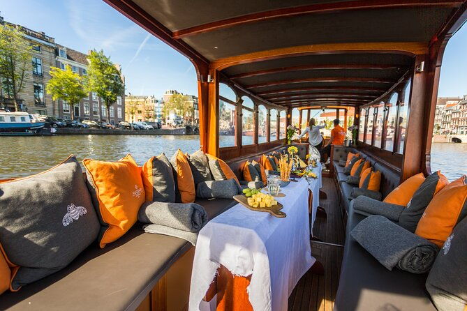 amsterdam-historic-tour-on-classic-saloon-boat